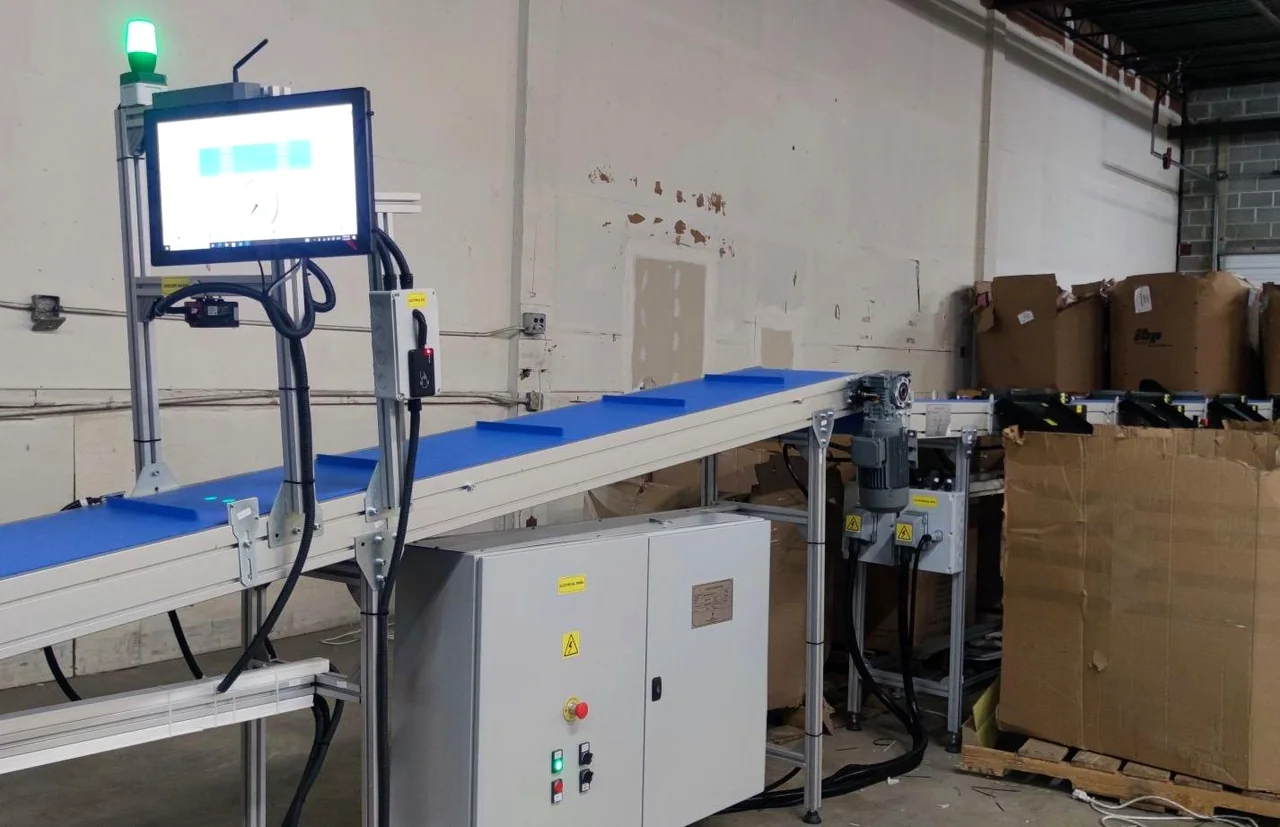 Book-sorting conveyor, operator station and control equipment in an industrial installation