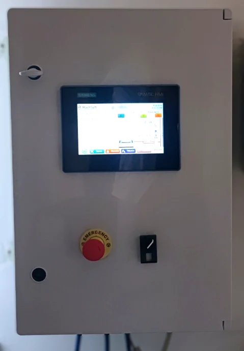 Sahadaki kokulandırma otomasyon panosu ve HMI ekranı.