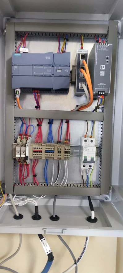 Kokulandırma istasyonunun PLC ve elektrik kontrol donanımı.